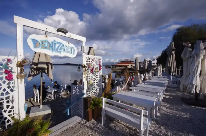 Denizaltı Cafe - İzmir Mekan Rehberi