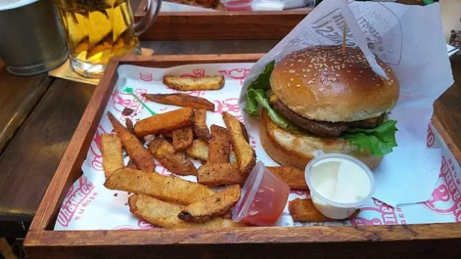 Ohannes Burger & Pub Bostanlı - İzmir Mekan Rehberi