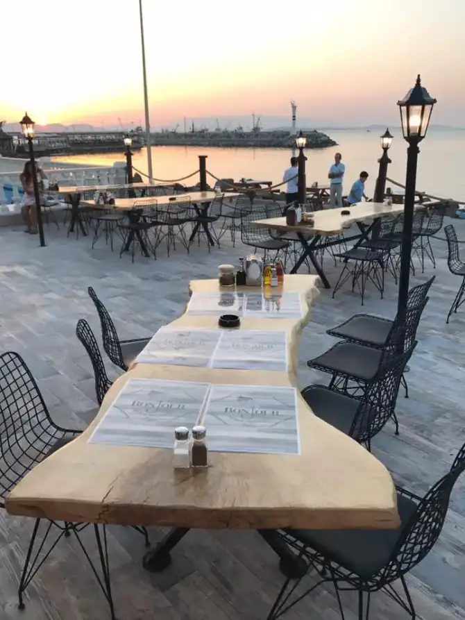 Bonjour Balık & Güveç Evi - İzmir Mekan Rehberi