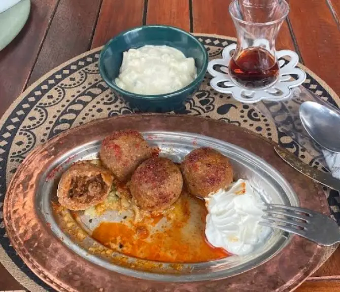 Cevizz İçli Köfte ve Lezzetli Tatlar - İzmir Mekan Rehberi