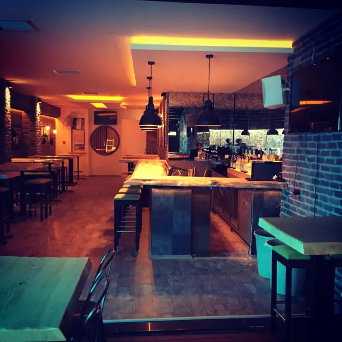 Face Cafe Bar & Lounge Bostanlı - İzmir Mekan Rehberi