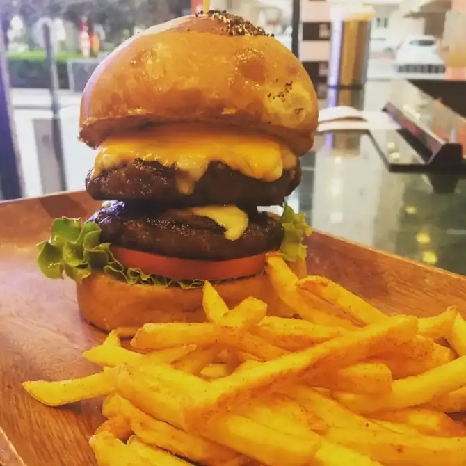 Artı Burger House - İzmir Mekan Rehberi