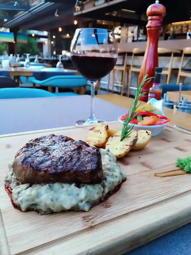 Bill's Food & Drink - İzmir Mekan Rehberi