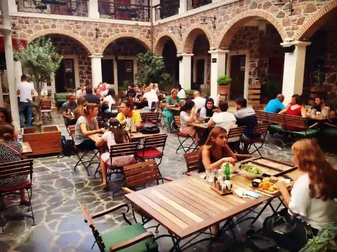 L'agora Old Town Cafe - İzmir Mekan Rehberi