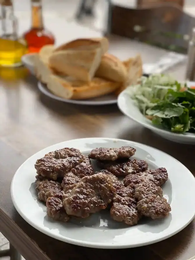Meşhur Köfteci Ali Usta - İzmir Mekan Rehberi