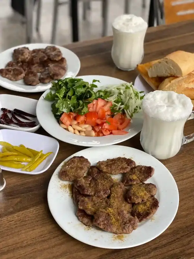 Meşhur Köfteci Ali Usta - İzmir Mekan Rehberi