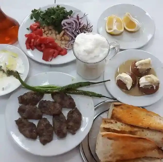 Meşhur Köfteci Ali Usta - İzmir Mekan Rehberi