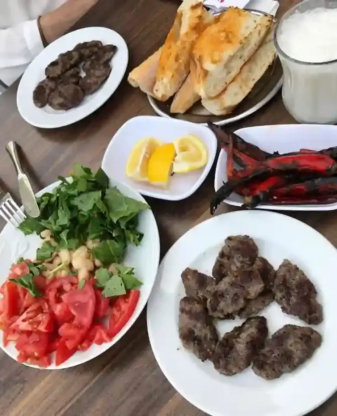 Meşhur Köfteci Ali Usta - İzmir Mekan Rehberi