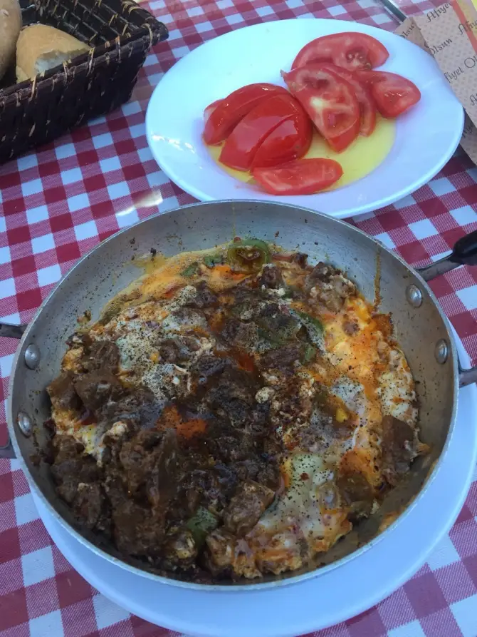 Menemenci Atom'un Yeri - İzmir Mekan Rehberi