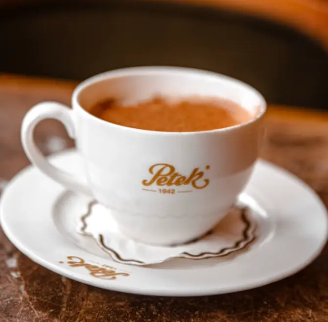 Petek Pastanesi Bayraklı - İzmir Mekan Rehberi