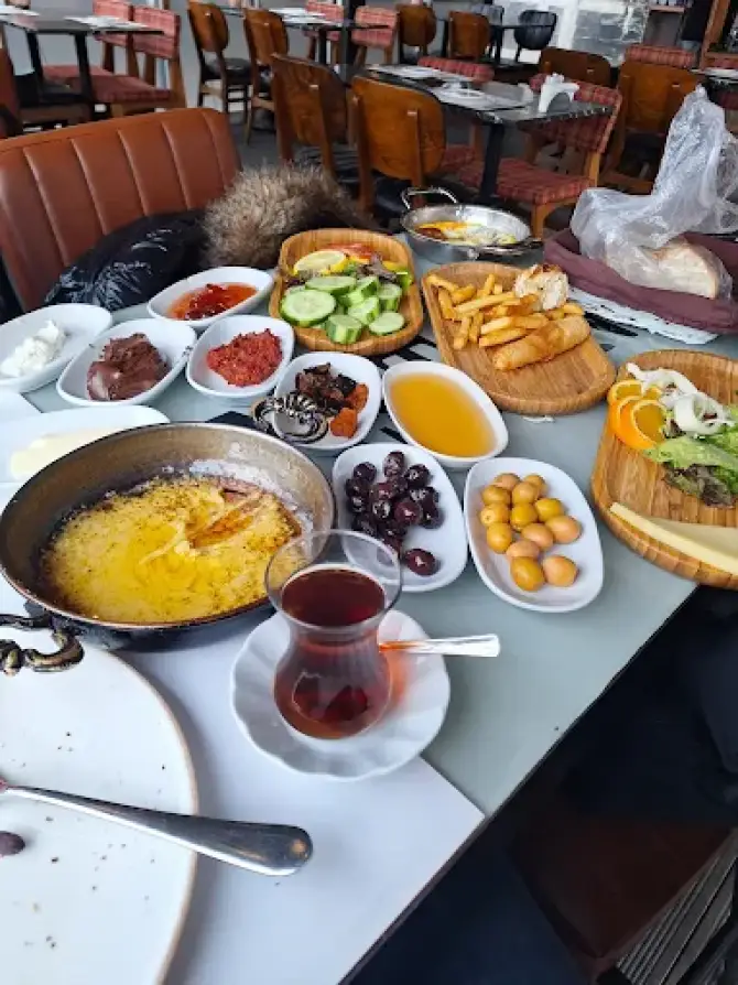 Sir Winston Pub Kordon - İzmir Mekan Rehberi