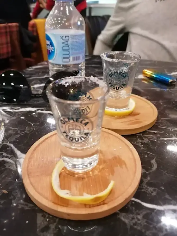 Sir Winston Pub Kordon - İzmir Mekan Rehberi