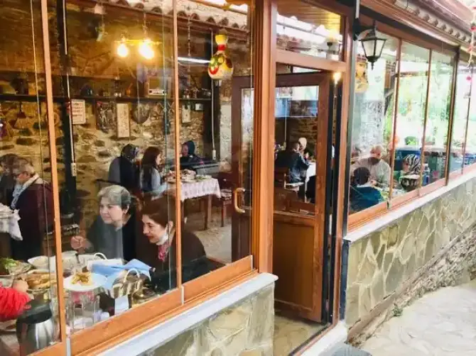 Taş Köprü Cafe Kahvaltı & Restaurant - İzmir Mekan Rehberi